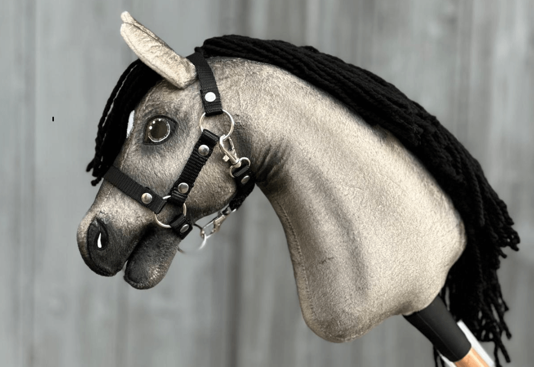 Hobby Horse LarDen ve velikosti XS se šedou plyšovou srstí, černou hřívou z příze a černou ohlávkou