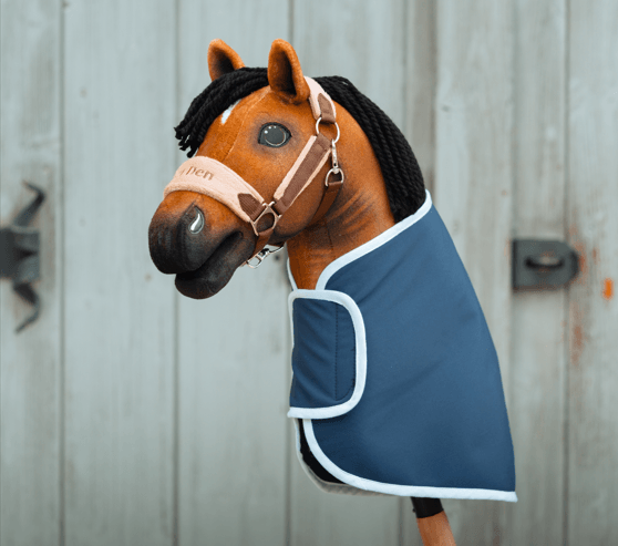 Hobby Horse LarDen s modrou dekou s bílým lemem a ohlávkou