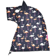Hobby Horse Lycra ochranný oblek Flamingo od Hobby Horse LarDen, tmavě modrá pláštěnka nebo deka s kapucí s bílými a oranžovými plameňáky, z měkké lycry, s malým detailem ucha na kapuci a nastavitelnou stahovací šňůrkou dole.