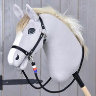 Otěže Emblem CZ na šedém Hobby Horse se světlou hřívou a černou ohlávkou, bílo-červeno-modrá omotávka pod bradou
