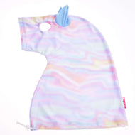 Hobby Horse ochranný oblek Rainbow od Hobby Horse LarDen, pastelová jednorožčí kapuce s batikovaným vzorem, s měkkým modrým rohem, uchem, otvorem pro oko a stahovací šňůrkou dole, položená naplocho na bílém pozadí.
