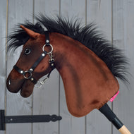 Hobby Horse Roger z boku, hnědý plyšový Hannoverský kůň s černou hřívou a ohlávkou
