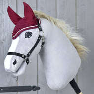 Čabraka Lux Maroon od Hobby Horse LarDen na plyšovém koni na tyči s bílým obličejem, černou uzdečkou, huňatou blond hřívou, kaštanovými látkovými ušima a ladící čabrakou na šedém dřevěném pozadí.