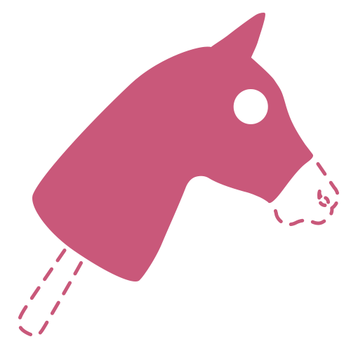 Jednoduchá růžová ilustrace hlavy Hobby Horse s knoflíkovým okem, tyčí jako základem a přerušovanými liniemi naznačujícími chybějící části na světle šedém pozadí.
