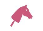 Jednoduchá růžová silueta koňské hlavy na tyči, připomínající klasickou hračku Hobby Horse, na bílém pozadí.