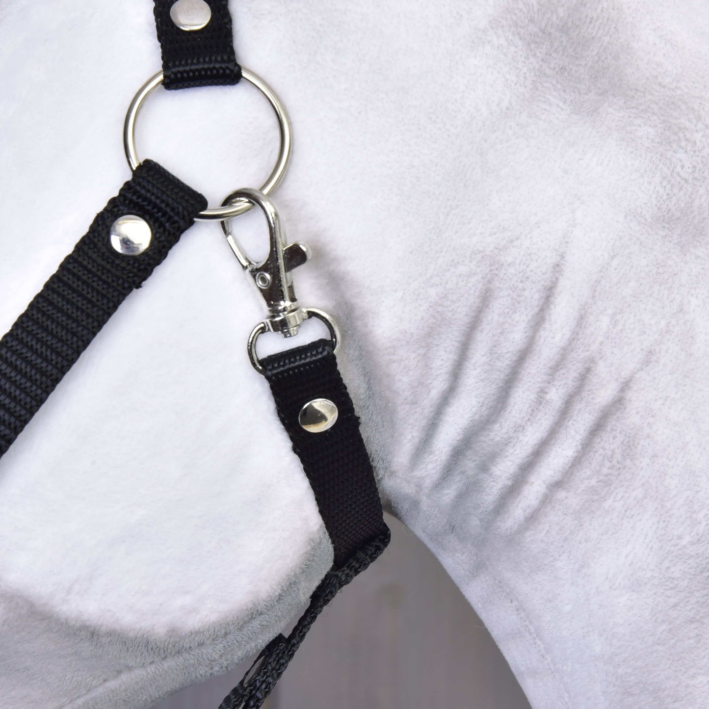 Detail Hobby Horse Elektra s černou ohlávkou od Hobby Horse LarDen, zvýrazňující bezpečné kování černé ohlávky a propracované řemeslné zpracování, připomínající výstroj používanou pro lipicánskou klisnu.