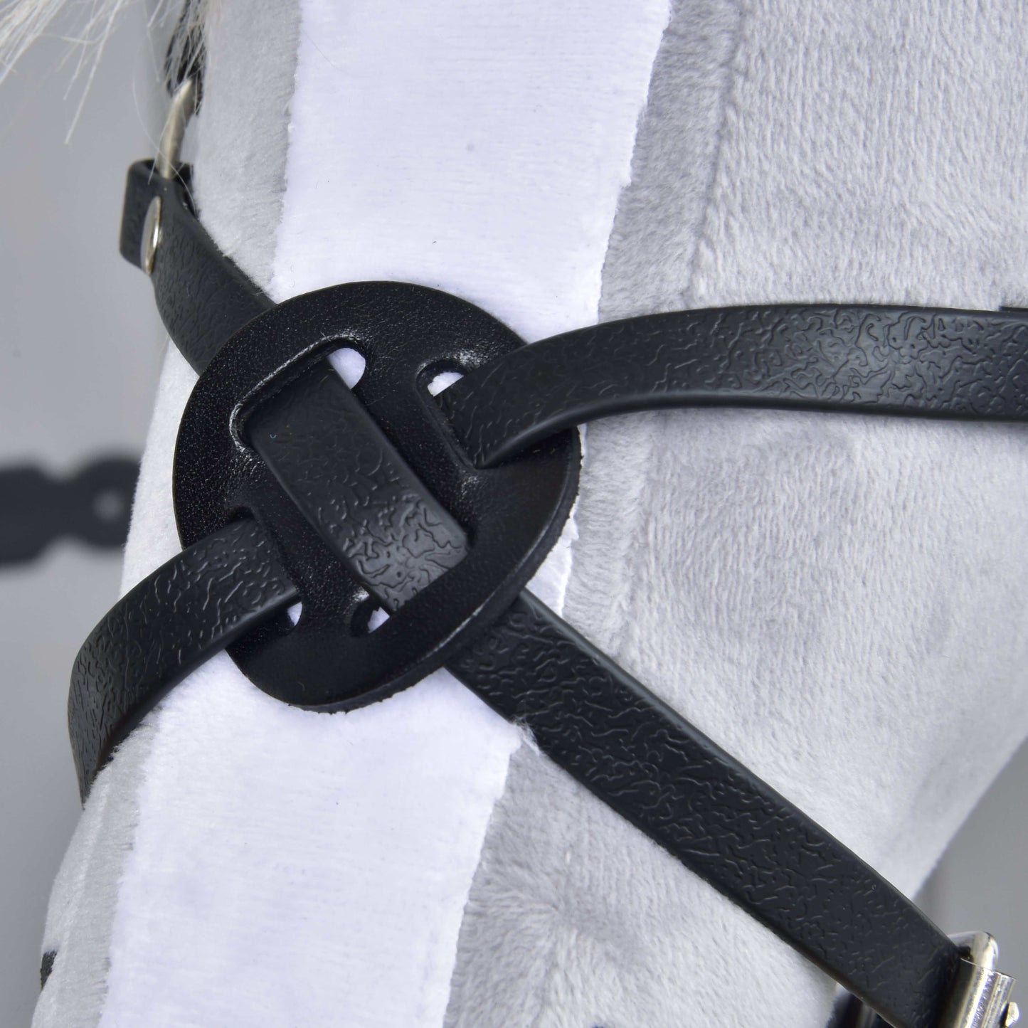 Mexický nánosník černý od Hobby Horse LarDen, detailní záběr s ozdobným uzlem z černé koženky, vystavený na bílém plyšovém povrchu – pravděpodobně součást postroje nebo uzdečky pro Hobby Horse.