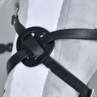 Mexický nánosník černý od Hobby Horse LarDen, detailní záběr s ozdobným uzlem z černé koženky, vystavený na bílém plyšovém povrchu – pravděpodobně součást postroje nebo uzdečky pro Hobby Horse.