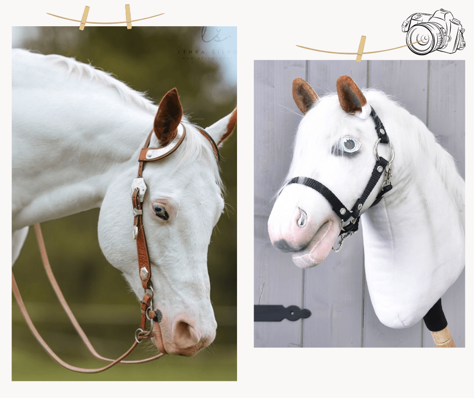 Snímky vedle sebe ukazují vlevo bílého koně s hnědýma ušima a uzdečkou a vpravo realistický zakázkový plyšový Hobby Horse LarDen „Hobby Horse Koník podle fotografie“, oba otočené doleva.