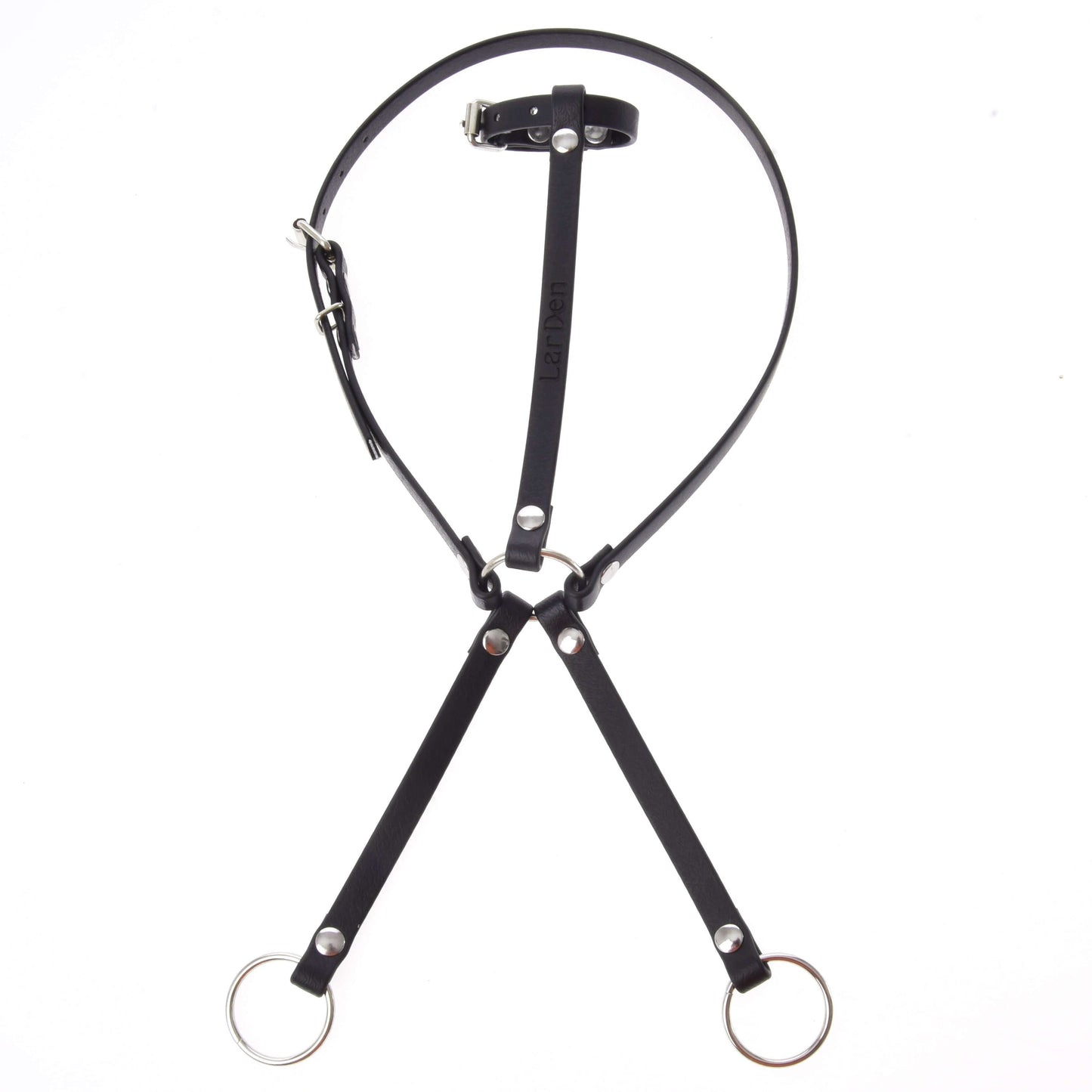 Martingale černý od Hobby Horse LarDen s černým koženkovým designem ve tvaru Y, stříbrným kováním a dvěma velkými kovovými kroužky, na bílém pozadí; ideální pro nadšence do Hobby Horse.