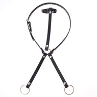 Martingale černý od Hobby Horse LarDen s černým koženkovým designem ve tvaru Y, stříbrným kováním a dvěma velkými kovovými kroužky, na bílém pozadí; ideální pro nadšence do Hobby Horse.