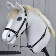 Martingale černý od Hobby Horse LarDen na realistické šedé hračce Hobby Horse se světlou hřívou, bílou lysinou a černou uzdečkou, nasazené na dřevěné tyči před šedým dřevěným plotem.