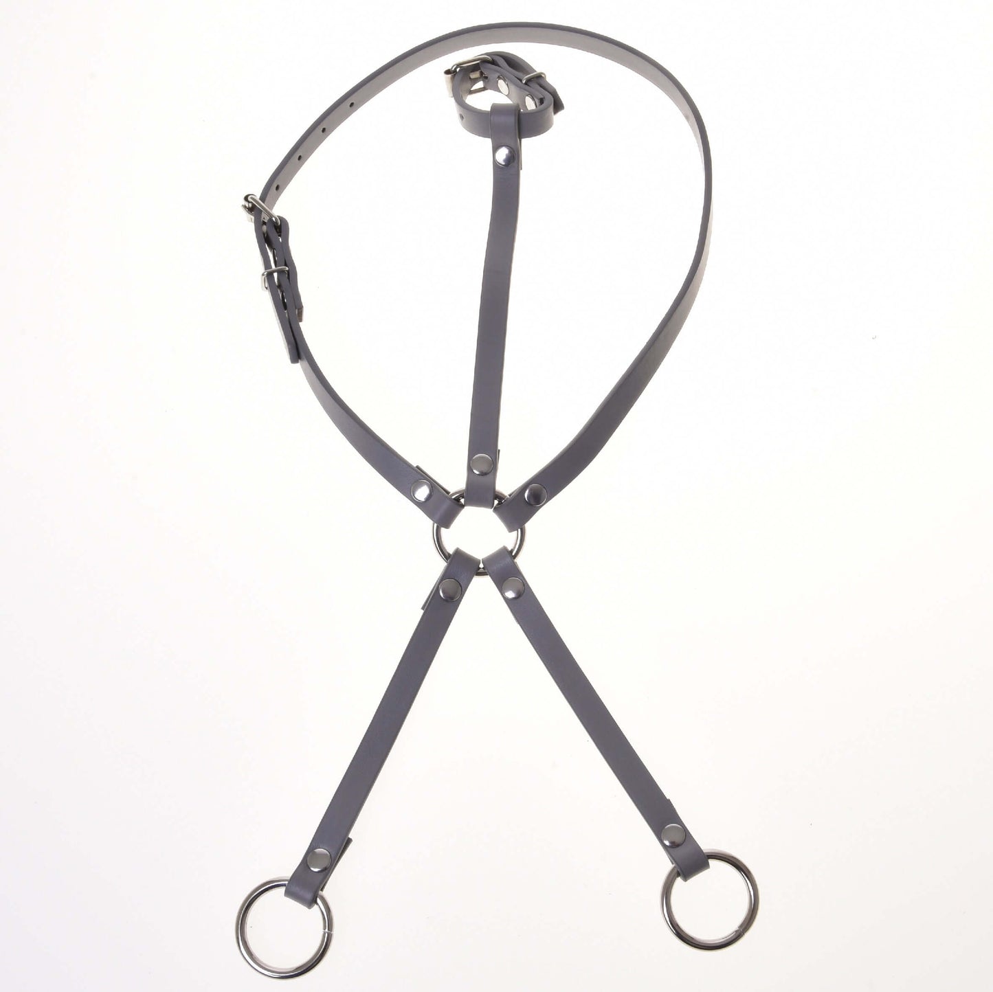 Šedý koženkový set - uzdečka, otěže a martingale od Hobby Horse LarDen s nastavitelnými řemínky a kovovými kroužky, rozložený naplocho na bílém pozadí; ideální pro nadšence do Hobby Horse.