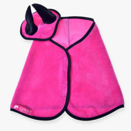 Set Hot Pink (čabraka + deka) od Hobby Horse LarDen obsahuje pláštěnku ve stylu čabraky s černým lemem a ladící kryt hlavy se dvěma černými rohy; štítek značky je na levé spodní straně pláštěnky.