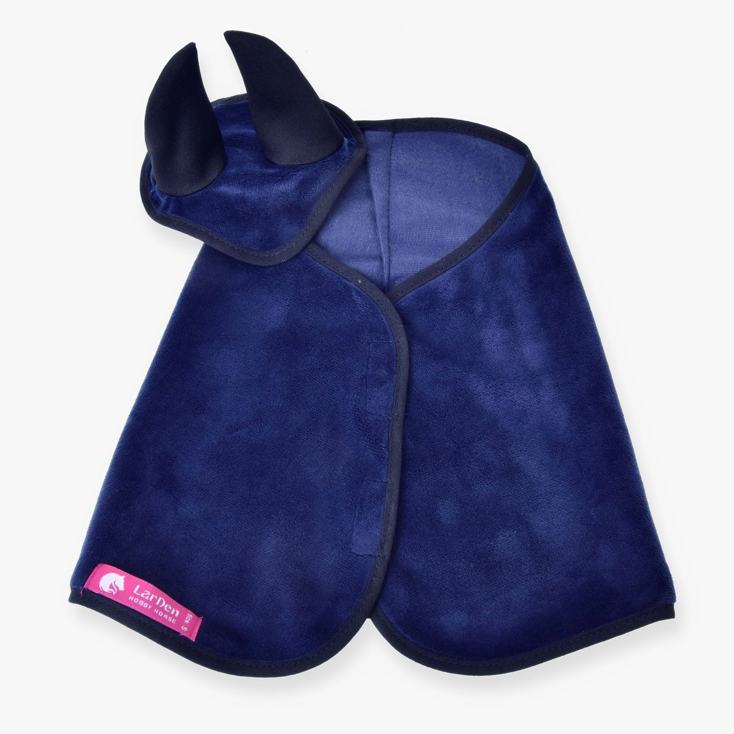 Set Dark Blue (čabraka + deka) od Hobby Horse LarDen obsahuje tmavě modrou fleecovou čabraku se dvěma špičatými černými ušima a ladící deku. V levém dolním rohu je růžový štítek Lamben.