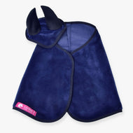 Set Dark Blue (čabraka + deka) od Hobby Horse LarDen obsahuje tmavě modrou fleecovou čabraku se dvěma špičatými černými ušima a ladící deku. V levém dolním rohu je růžový štítek Lamben.