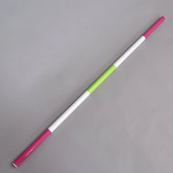 Bariérka růžovo-zelená od Hobby Horse LarDen, lehká tyč o průměru 32 mm se střídajícími se růžovými, bílými a jedním zeleným segmentem, je zobrazena diagonálně na jednobarevném šedém pozadí.