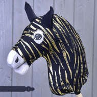 Hobby Horse LarDen ochranný oblek Zebra Gold (Lycra) s černo-zlatou pruhovanou hlavou zebry, černými ušima, bílým plstěným čenichem a velkýma kreslenýma očima, zobrazený před světle šedou dřevěnou stěnou.