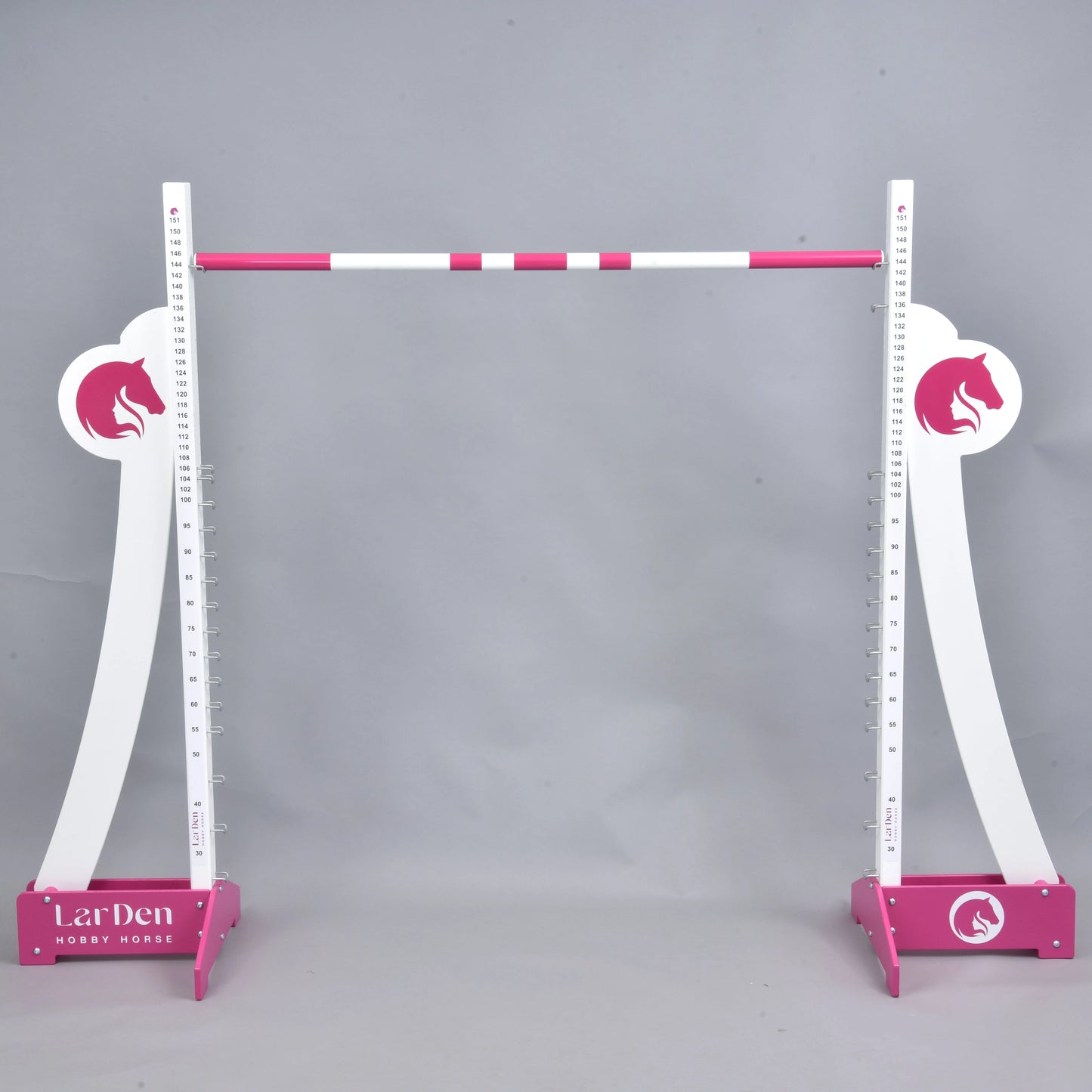 LarDen skok mohutnosti od Hobby Horse LarDen, v růžové a bílé barvě se siluetami koňských hlav a pruhovanou břevnou, na jednobarevném šedém pozadí – ideální pro trénink Hobby Horse Puissance.