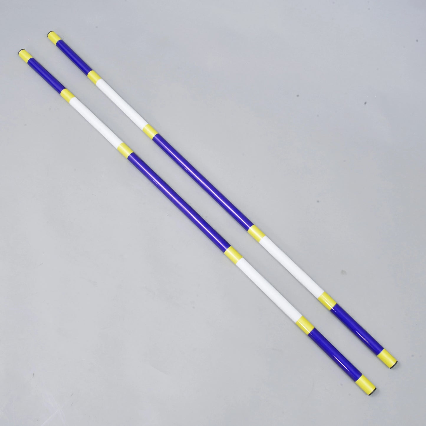 Bariérka modro-bílá, 2 ks od Hobby Horse LarDen, dvě lehké tyče z potaženého PVC o průměru 32 mm, ležící rovnoběžně na světle šedém povrchu.