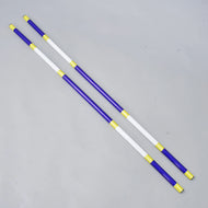 Bariérka modro-bílá, 2 ks od Hobby Horse LarDen, dvě lehké tyče z potaženého PVC o průměru 32 mm, ležící rovnoběžně na světle šedém povrchu.