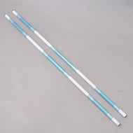 Bariérka tyrkysovo-bílá, 2 ks od Hobby Horse LarDen, vyrobená z potaženého PVC o průměru 32 mm se střídajícími se bílými a tyrkysovými částmi, leží vedle sebe na jednobarevném světle šedém povrchu.