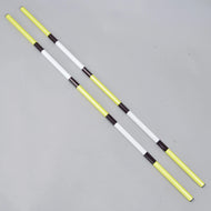 Bariérka žluto-černá, 2 ks od Hobby Horse LarDen obsahuje dvě lehké tyče z potaženého PVC o průměru 32 mm se střídajícími se žlutými, bílými a černými částmi, zobrazené rovnoběžně na světle šedém povrchu.
