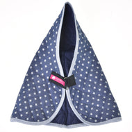 Modrý pelíšek Stable Blanket Star od Hobby Horse LarDen se vzorem hvězd a světle šedým lemem připomínající koňskou deku, položený naplocho a rozložený na bílém pozadí. Uprostřed je viditelný růžový štítek a černá přezka.