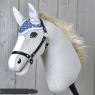 Čabraka Star od Hobby Horse LarDen na plyšovém koníku na tyči s bílým obličejem, černou uzdečkou, modrou čabrakou s hvězdami pro ochranu proti hmyzu, světlou hřívou a kreslenýma očima, zobrazeném na dřevěném pozadí.