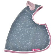 Pláštěnka Best od Hobby Horse LarDen je šedá pláštěnka se světle modrým vzorem bublinek, růžovým lemováním a růžovým štítkem. Je do každého počasí a má snadné zapínání na druk nahoře.