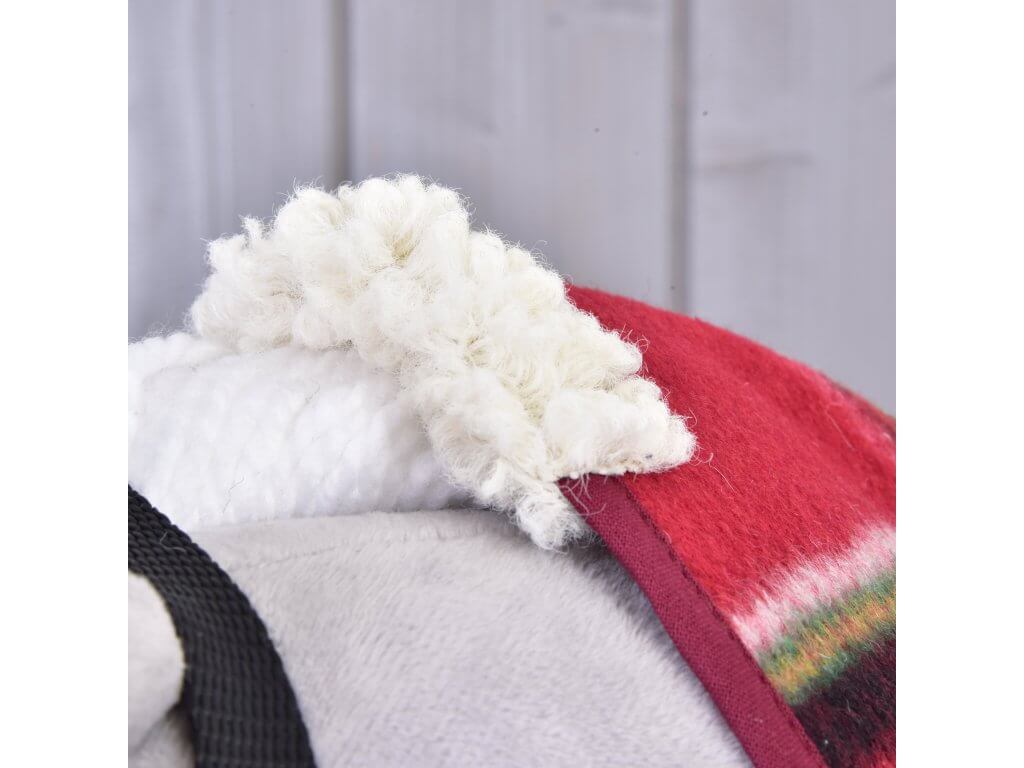 Detail bílé chlupaté látky vedle červené a vícebarevně pruhované deky Deka stájová Christmas od Hobby Horse LarDen na jemném šedém pozadí.