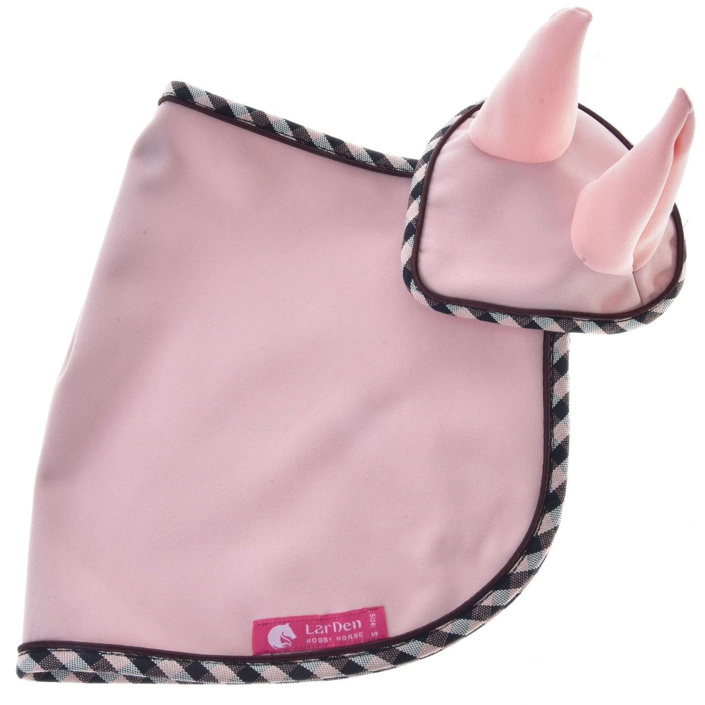 Set Abby od Hobby Horse LarDen je světle růžový psí pláštík s kostkovaným lemováním a kapucí se dvěma měkkými špičatými ušima. U spodního okraje je našitý růžový štítek s bílým textem, který dodává roztomilý finální detail.