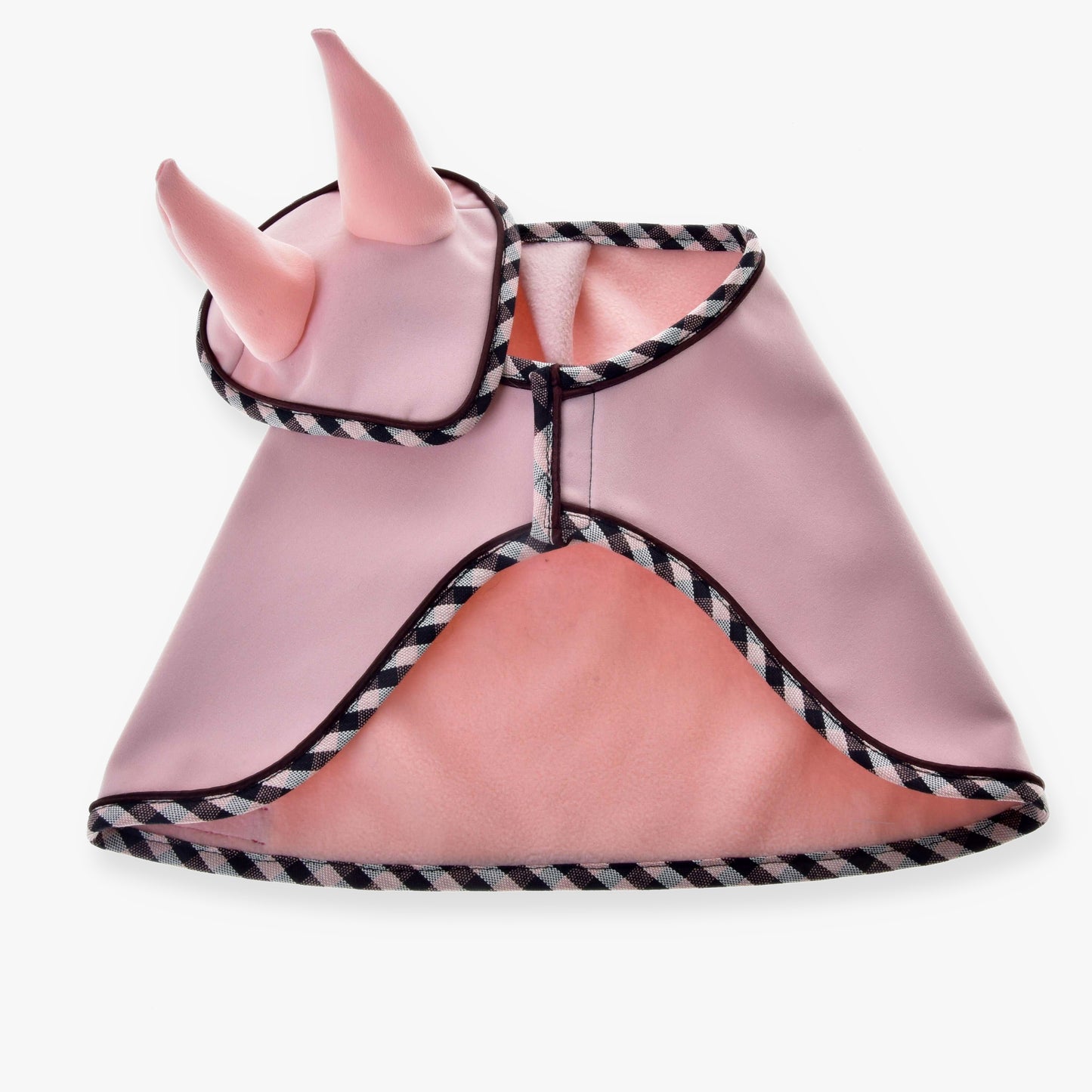 Set Abby od Hobby Horse LarDen je světle růžový kostým pro mazlíčka s černo-bílým lemováním, stylizovaný jako pláštík s měkkými růžovými rohy na kapuci – roztomilý vzhled inspirovaný čabrakou na uši. Zobrazený naplocho na bílém pozadí.