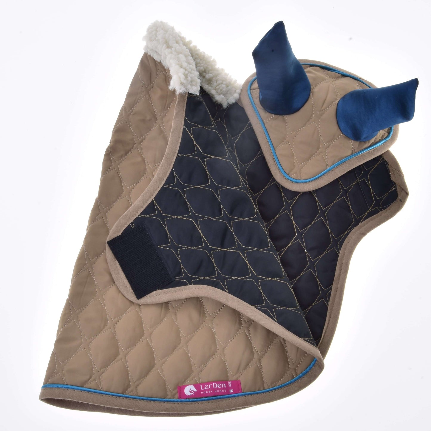 Psí kabátek Set Almond Star od Hobby Horse LarDen z prošívané béžové a tmavě modré látky s měkkým fleecovým límcem, vztyčenými modrými doplňky ve tvaru uší jako čabraka a růžovým štítkem LarDen pro vzhled inspirovaný Hobby Horse.