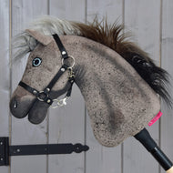 Hobby Horse Bolero s černou ohlávkou - velikost S od Hobby Horse LarDen, s plyšovou hlavou hřebce a realistickou hřívou, na tyči a vystavený před světle šedou dřevěnou stěnou.
