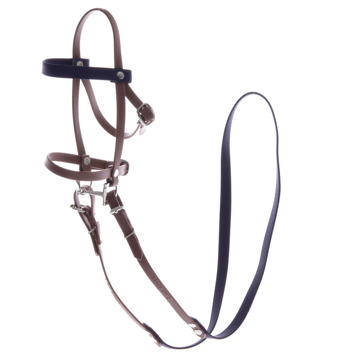 Kompletní uzdečka s nánosníkem Brown Purple od Hobby Horse LarDen v hnědé a fialové barvě, z kůže, s kovovými přezkami a kroužky, na bílém pozadí.