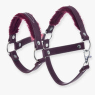 Ohlávka s beránkem z koženky Burgundy od Hobby Horse LarDen má měkké chlupaté polstrování pro pohodlí a kontrolu a také stříbrné kování, takže je stylovým a funkčním doplňkem pro váš Hobby Horse.