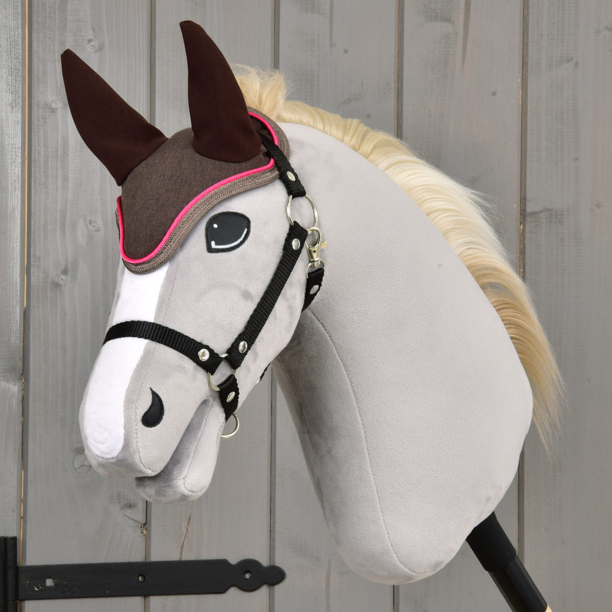 Hnědá čabraka s jasně růžovým lemováním na šedém Hobby Horse s blond hřívou