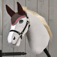 Hnědá čabraka s jasně růžovým lemováním na šedém Hobby Horse s blond hřívou