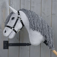 Hobby Horse Caesar s černou ohlávkou od Hobby Horse LarDen, se šedou plyšovou hlavou, černobílou přízovou hřívou, černou ohlávkou a velkýma kreslenýma očima na dřevěné tyči – ideální pro nápaditou hru.