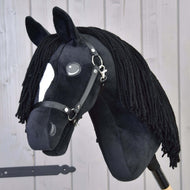 Hobby Horse Cloony s černou ohlávkou od Hobby Horse LarDen, plyšový hřebec American Quarter Horse z černé látky s bílou skvrnou na hlavě, knoflíkovýma očima, černou přízovou hřívou a uzdečkou na světlém dřevěném pozadí.