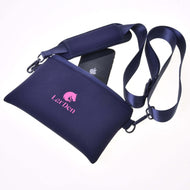 Tmavě modrá neoprenová taška Crossbody od Hobby Horse LarDen se zapínáním na zip, nastavitelným odnímatelným popruhem a růžovým logem s grafikou koně. Z ne zcela zapnuté kapsy vykukuje černý smartphone na bílém pozadí.