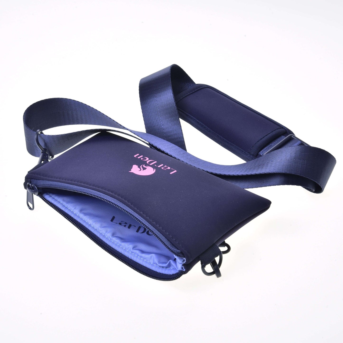Tmavě modrá neoprenová taška Crossbody od Hobby Horse LarDen s nastavitelným popruhem, částečně rozepnutá tak, aby bylo vidět světle modrou podšívku. Na přední straně je název značky a růžové logo.