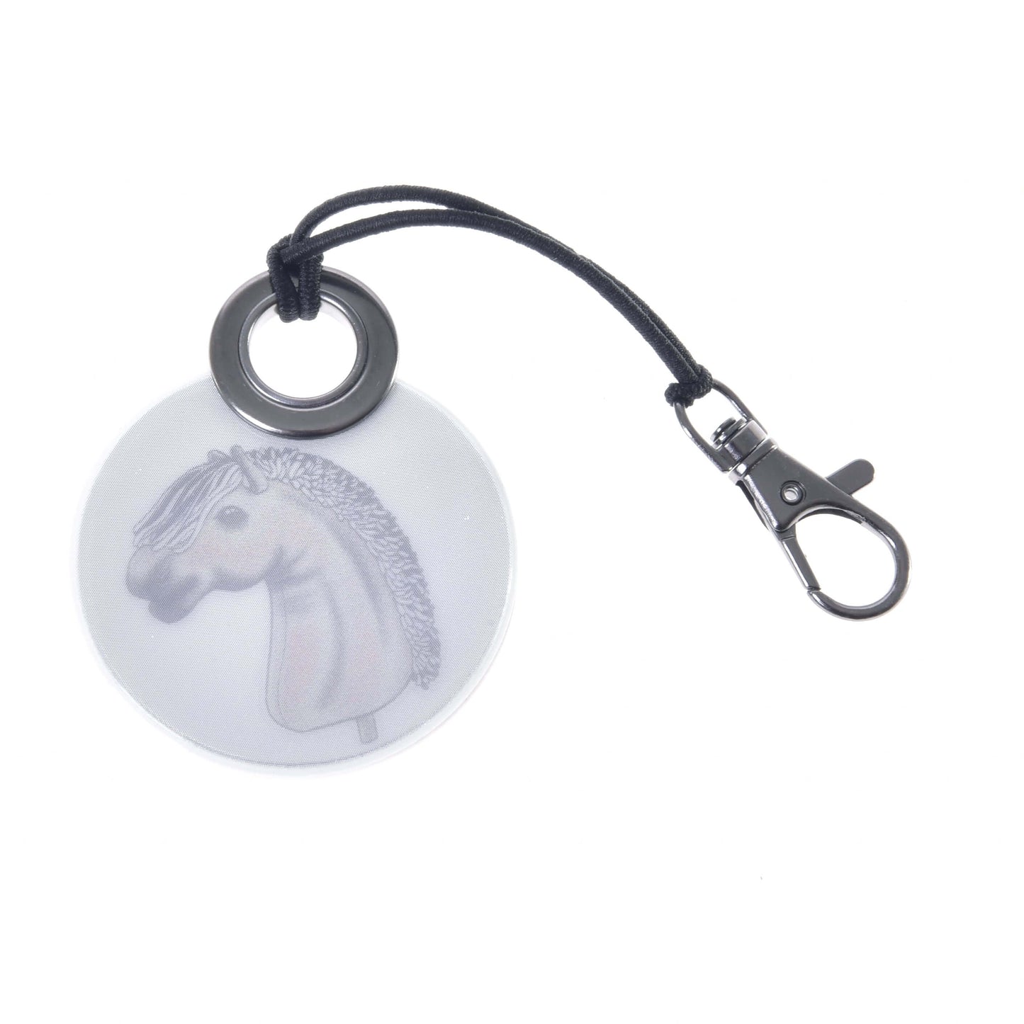 Kulatá klíčenka LarDen od Hobby Horse LarDen s ilustrací koňské hlavy na tyči inspirovanou Hobby Horsing, s černou šňůrkou a kovovou karabinou – ideální hravý doplněk pro fanoušky.