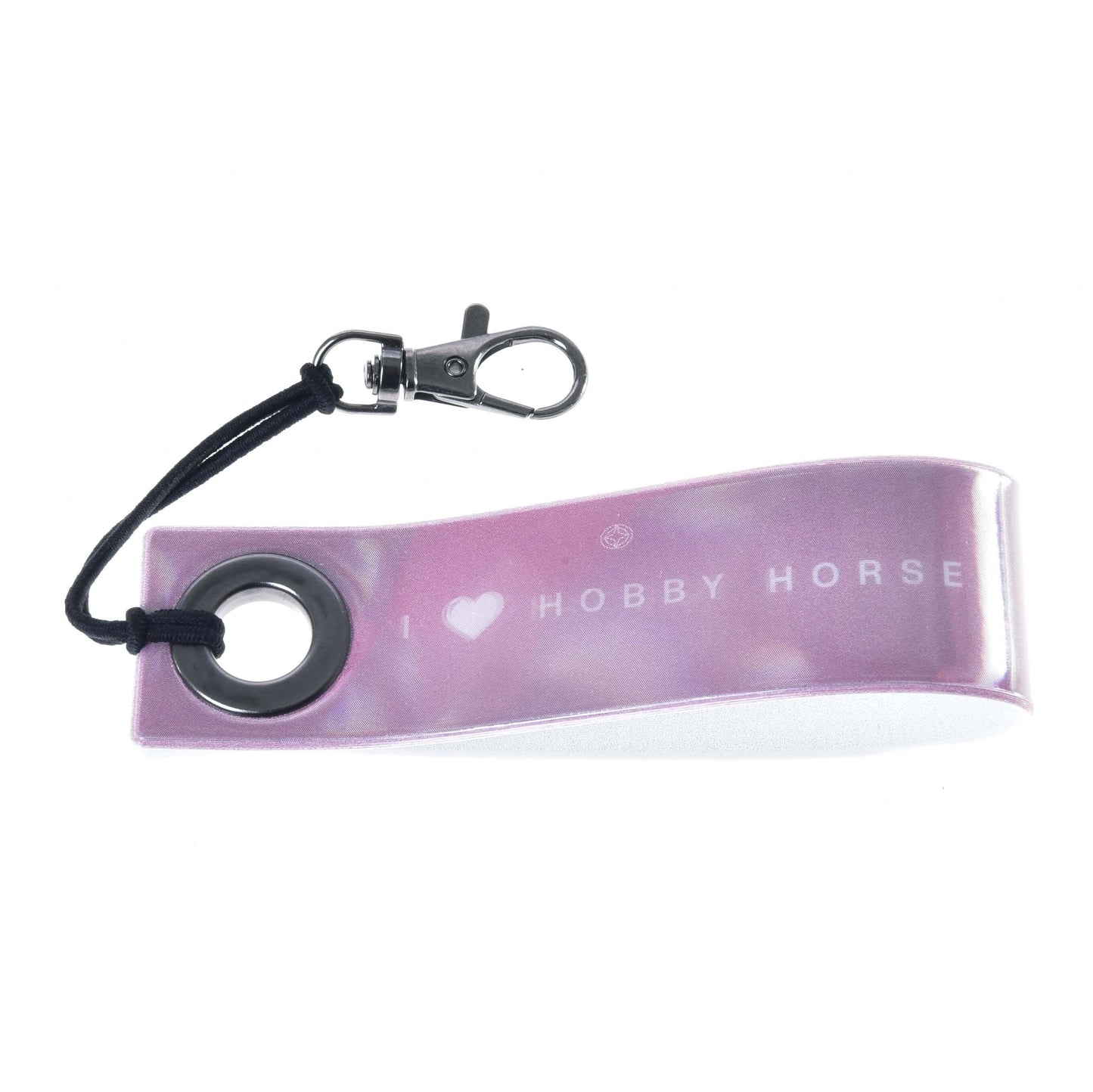 Klíčenka páska LarDen od Hobby Horse LarDen je růžový doplněk s kovovým kroužkem, černou šňůrkou a stříbrnou karabinou. Má bílý nápis „I ♥ HOBBY HORSE“ – ideální pro každého fanouška Hobby Horsing.