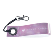 Klíčenka páska LarDen od Hobby Horse LarDen je růžový doplněk s kovovým kroužkem, černou šňůrkou a stříbrnou karabinou. Má bílý nápis „I ♥ HOBBY HORSE“ – ideální pro každého fanouška Hobby Horsing.