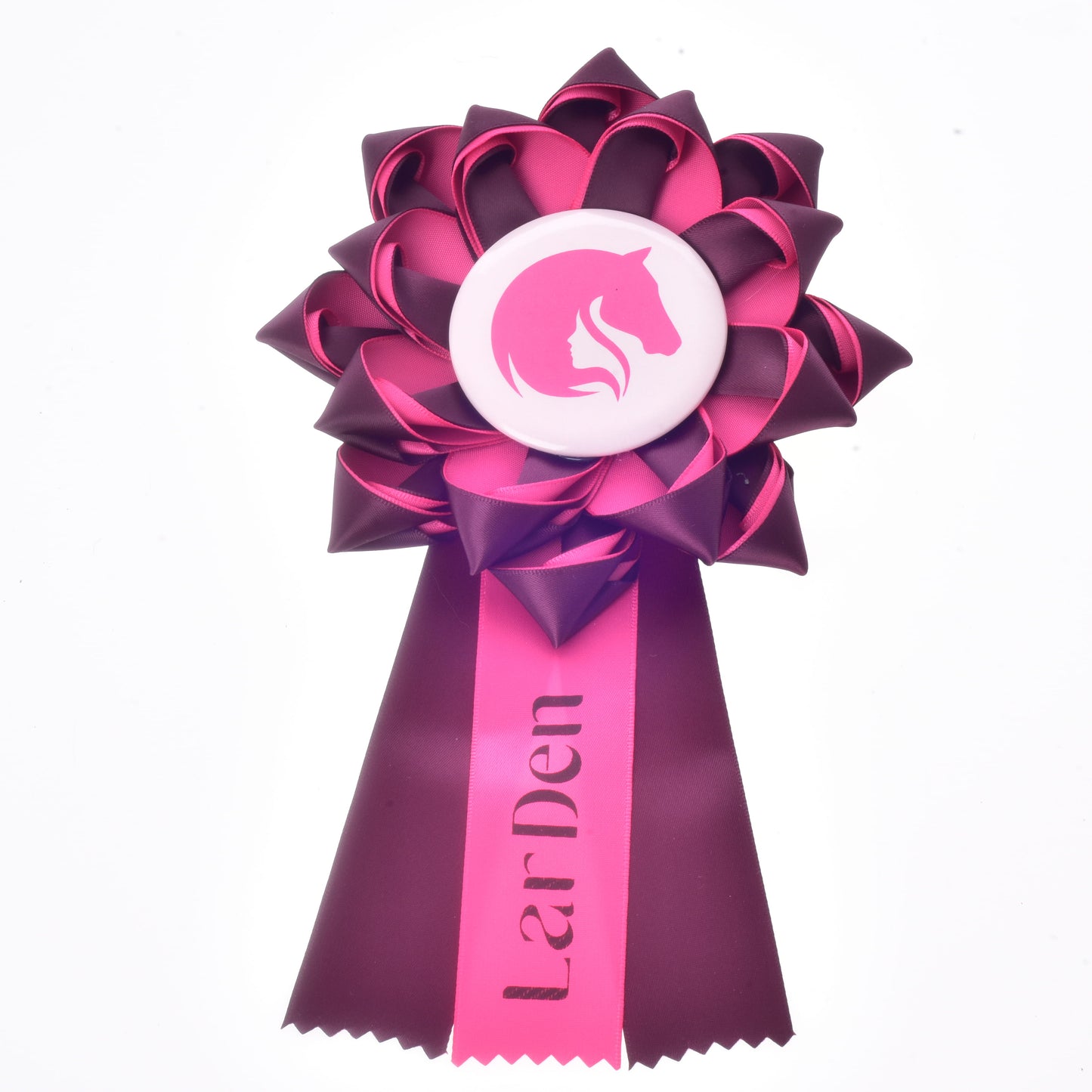 Hobby Horse Kokarda Raspberry Rose od Hobby Horse LarDen, růžová a vínová drezurní kokarda se siluetou koňské hlavy uprostřed a nápisem "LarDen" na jednom z cípů.