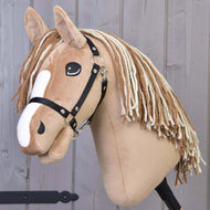 Hobby Horse Bren s černou ohlávkou od Hobby Horse LarDen, se světle hnědým tělem, bílými znaky na hlavě a dlouhou přízovou hřívou, na dřevěném pozadí.