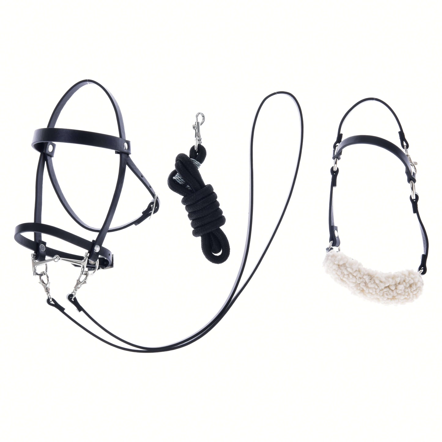 Set Basic od Hobby Horse LarDen obsahuje černou ohlávku s beránkem, stočené černé vodítko s kovovou karabinou a černý nánosník s bílým fleecem – skvělé doplňky pro vašeho Hobby Horse, zobrazené na bílém pozadí.