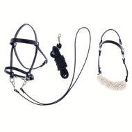 Set Basic od Hobby Horse LarDen obsahuje černou ohlávku s beránkem, stočené černé vodítko s kovovou karabinou a černý nánosník s bílým fleecem – skvělé doplňky pro vašeho Hobby Horse, zobrazené na bílém pozadí.